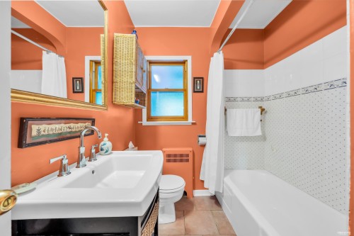 956 21St Avenue E, Vancouver, BC - Indoor Photo Showing Bathroom