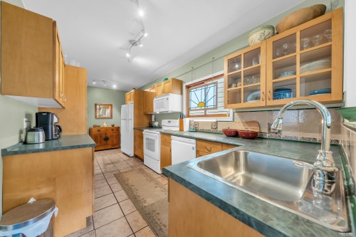 956 21St Avenue E, Vancouver, BC - Indoor Photo Showing Kitchen