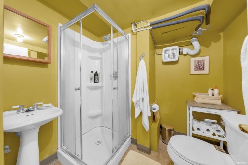 956 21St Avenue E, Vancouver, BC - Indoor Photo Showing Bathroom