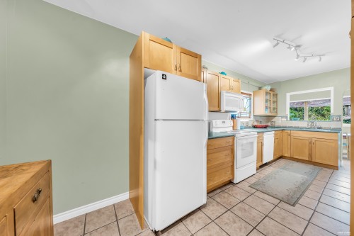 956 21St Avenue E, Vancouver, BC - Indoor Photo Showing Kitchen With Double Sink