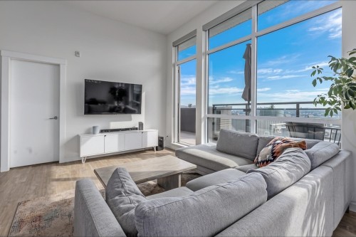 403-615 3Rd Street E, North Vancouver, BC - Indoor Photo Showing Living Room