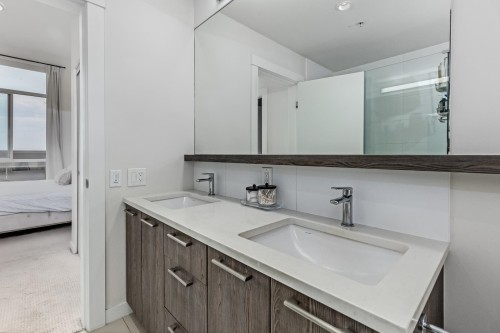 403-615 3Rd Street E, North Vancouver, BC - Indoor Photo Showing Bathroom