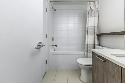 403-615 3Rd Street E, North Vancouver, BC - Indoor Photo Showing Bathroom