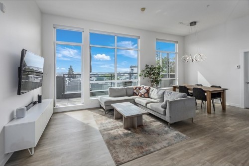 403-615 3Rd Street E, North Vancouver, BC - Indoor Photo Showing Living Room