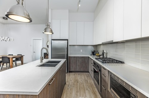 403-615 3Rd Street E, North Vancouver, BC - Indoor Photo Showing Kitchen With Double Sink With Upgraded Kitchen