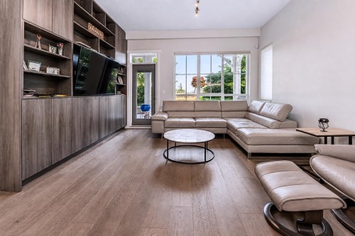 113-5535 Admiral Way, Delta, BC - Indoor Photo Showing Living Room