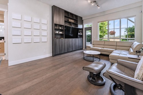 113-5535 Admiral Way, Delta, BC - Indoor Photo Showing Living Room