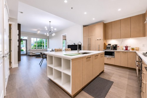 113-5535 Admiral Way, Delta, BC - Indoor Photo Showing Kitchen With Double Sink With Upgraded Kitchen