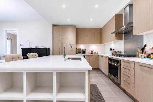 113-5535 Admiral Way, Delta, BC - Indoor Photo Showing Kitchen With Double Sink With Upgraded Kitchen