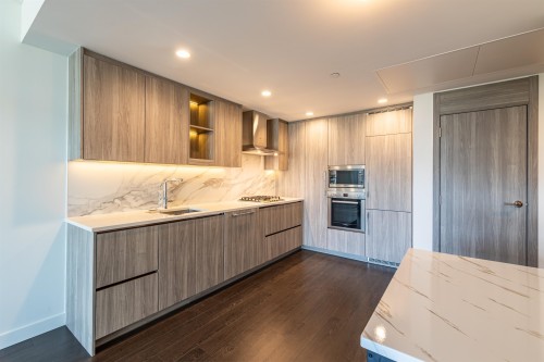 1205-4880 Lougheed Highway, Burnaby, BC - Indoor Photo Showing Kitchen With Upgraded Kitchen