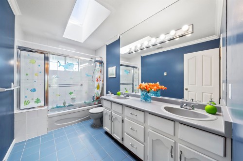 2445 Mowat Place, North Vancouver, BC - Indoor Photo Showing Bathroom