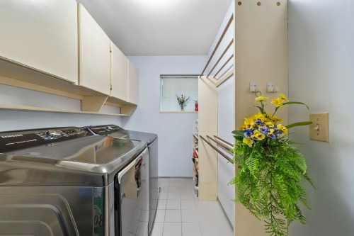 2445 Mowat Place, North Vancouver, BC - Indoor Photo Showing Laundry Room
