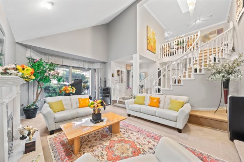 2445 Mowat Place, North Vancouver, BC - Indoor Photo Showing Living Room