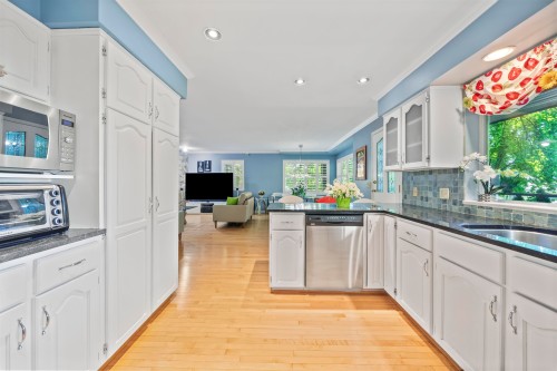 2445 Mowat Place, North Vancouver, BC - Indoor Photo Showing Kitchen