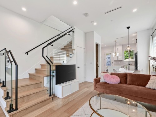 2977 42Nd Avenue E, Vancouver, BC - Indoor Photo Showing Living Room