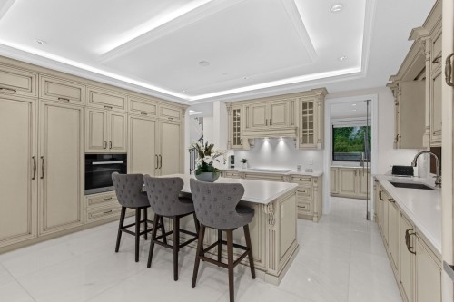 2185 Westhill Wynd, West Vancouver, BC - Indoor Photo Showing Kitchen With Upgraded Kitchen