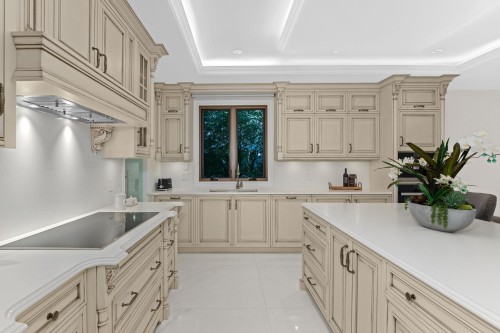 2185 Westhill Wynd, West Vancouver, BC - Indoor Photo Showing Kitchen With Upgraded Kitchen