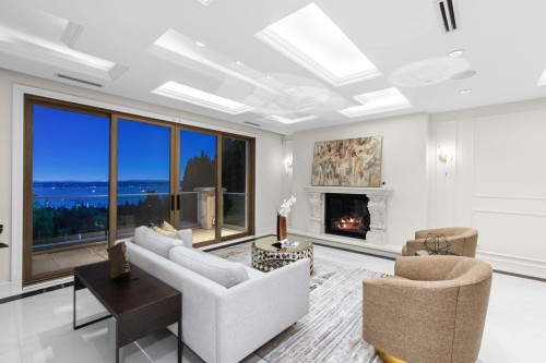 2185 Westhill Wynd, West Vancouver, BC - Indoor Photo Showing Living Room With Fireplace