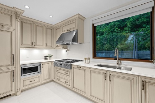 2185 Westhill Wynd, West Vancouver, BC - Indoor Photo Showing Kitchen With Double Sink With Upgraded Kitchen