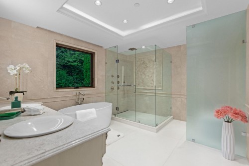 2185 Westhill Wynd, West Vancouver, BC - Indoor Photo Showing Bathroom