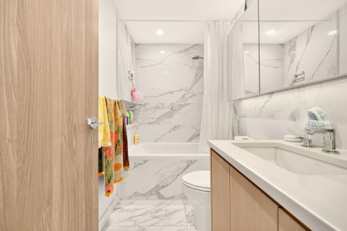 4108-4880 Lougheed Highway, Burnaby, BC - Indoor Photo Showing Bathroom