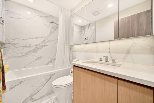 4108-4880 Lougheed Highway, Burnaby, BC - Indoor Photo Showing Bathroom