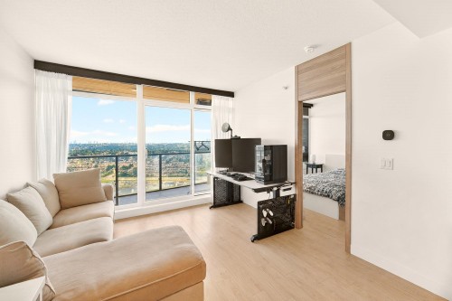 4108-4880 Lougheed Highway, Burnaby, BC - Indoor Photo Showing Living Room