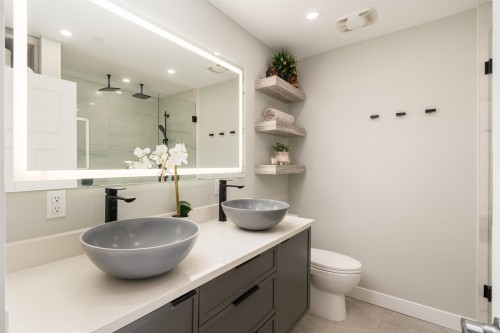 3401-2968 Glen Drive, Coquitlam, BC - Indoor Photo Showing Bathroom