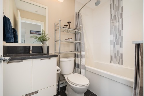 3401-2968 Glen Drive, Coquitlam, BC - Indoor Photo Showing Bathroom