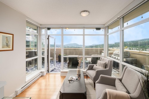 3401-2968 Glen Drive, Coquitlam, BC - Indoor Photo Showing Living Room