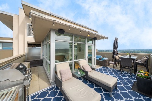 3401-2968 Glen Drive, Coquitlam, BC - Outdoor With Exterior