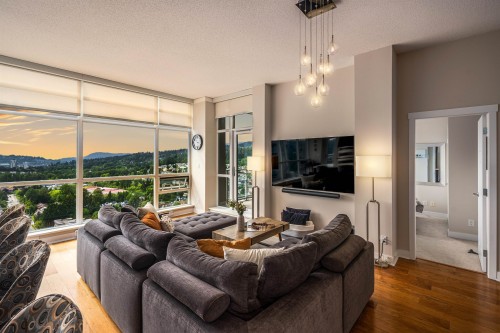 3401-2968 Glen Drive, Coquitlam, BC - Indoor Photo Showing Living Room