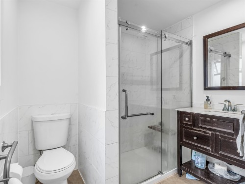 227 5Th Street W, North Vancouver, BC - Indoor Photo Showing Bathroom