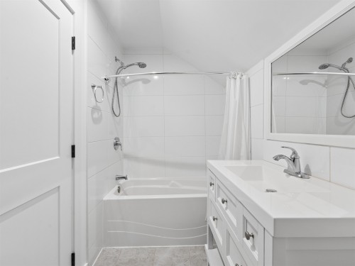 227 5Th Street W, North Vancouver, BC - Indoor Photo Showing Bathroom