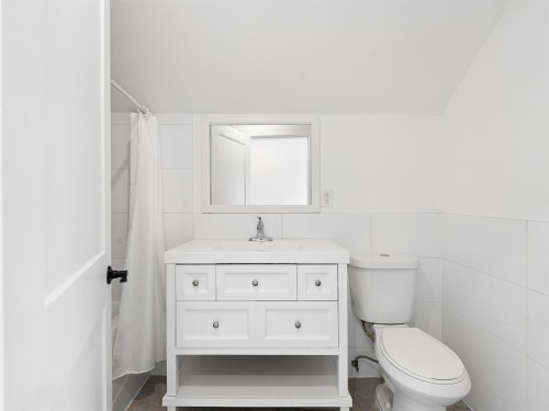 227 5Th Street W, North Vancouver, BC - Indoor Photo Showing Bathroom
