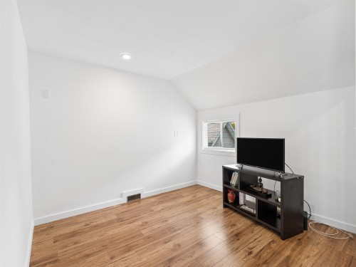 227 5Th Street W, North Vancouver, BC - Indoor Photo Showing Other Room