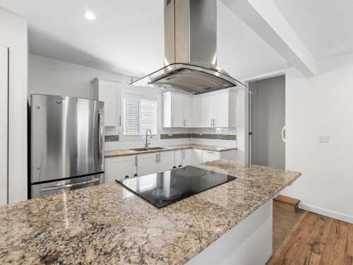 227 5Th Street W, North Vancouver, BC - Indoor Photo Showing Kitchen With Upgraded Kitchen