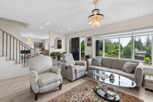 738 Sylvan Avenue, North Vancouver, BC - Indoor Photo Showing Living Room