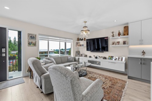 738 Sylvan Avenue, North Vancouver, BC - Indoor Photo Showing Living Room