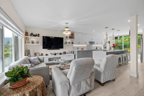738 Sylvan Avenue, North Vancouver, BC - Indoor Photo Showing Living Room