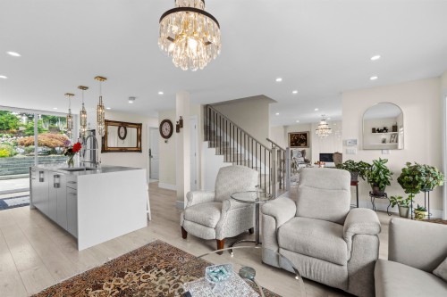 738 Sylvan Avenue, North Vancouver, BC - Indoor Photo Showing Living Room