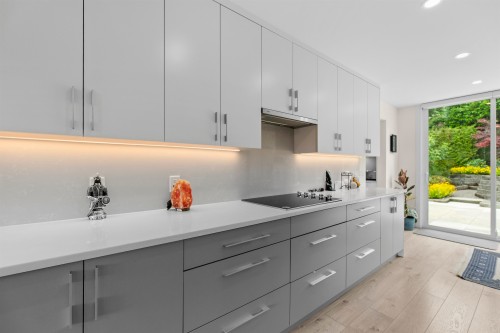 738 Sylvan Avenue, North Vancouver, BC - Indoor Photo Showing Kitchen