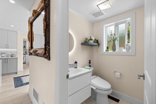 738 Sylvan Avenue, North Vancouver, BC - Indoor Photo Showing Bathroom