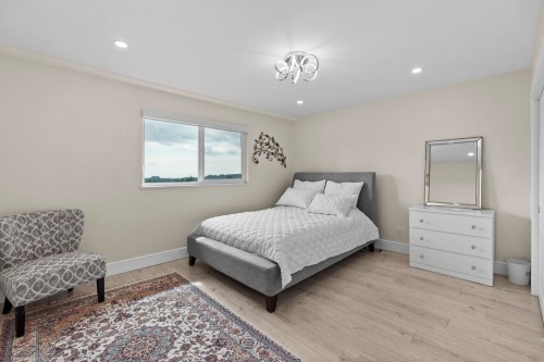 738 Sylvan Avenue, North Vancouver, BC - Indoor Photo Showing Bedroom