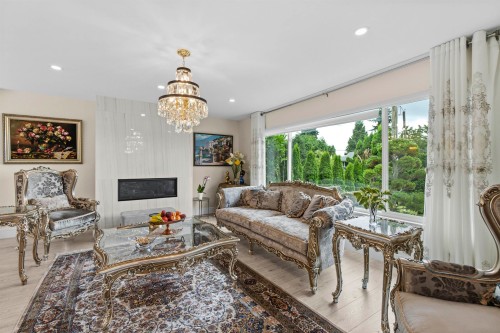 738 Sylvan Avenue, North Vancouver, BC - Indoor Photo Showing Living Room With Fireplace