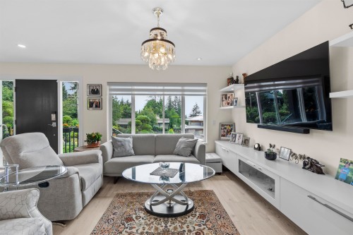 738 Sylvan Avenue, North Vancouver, BC - Indoor Photo Showing Living Room