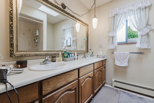 3230 Garden Drive, Vancouver, BC - Indoor Photo Showing Bathroom