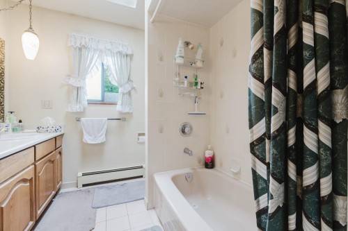 3230 Garden Drive, Vancouver, BC - Indoor Photo Showing Bathroom