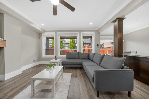 24225 103A Avenue, Maple Ridge, BC - Indoor Photo Showing Living Room