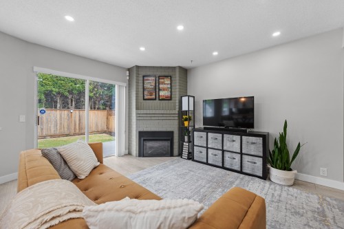 5379 Opal Place, Richmond, BC - Indoor Photo Showing Living Room With Fireplace